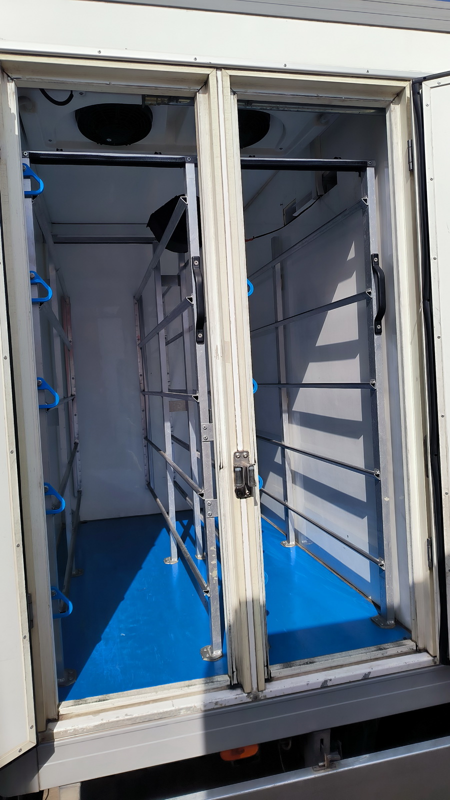 Hűtős kisteherautó 7