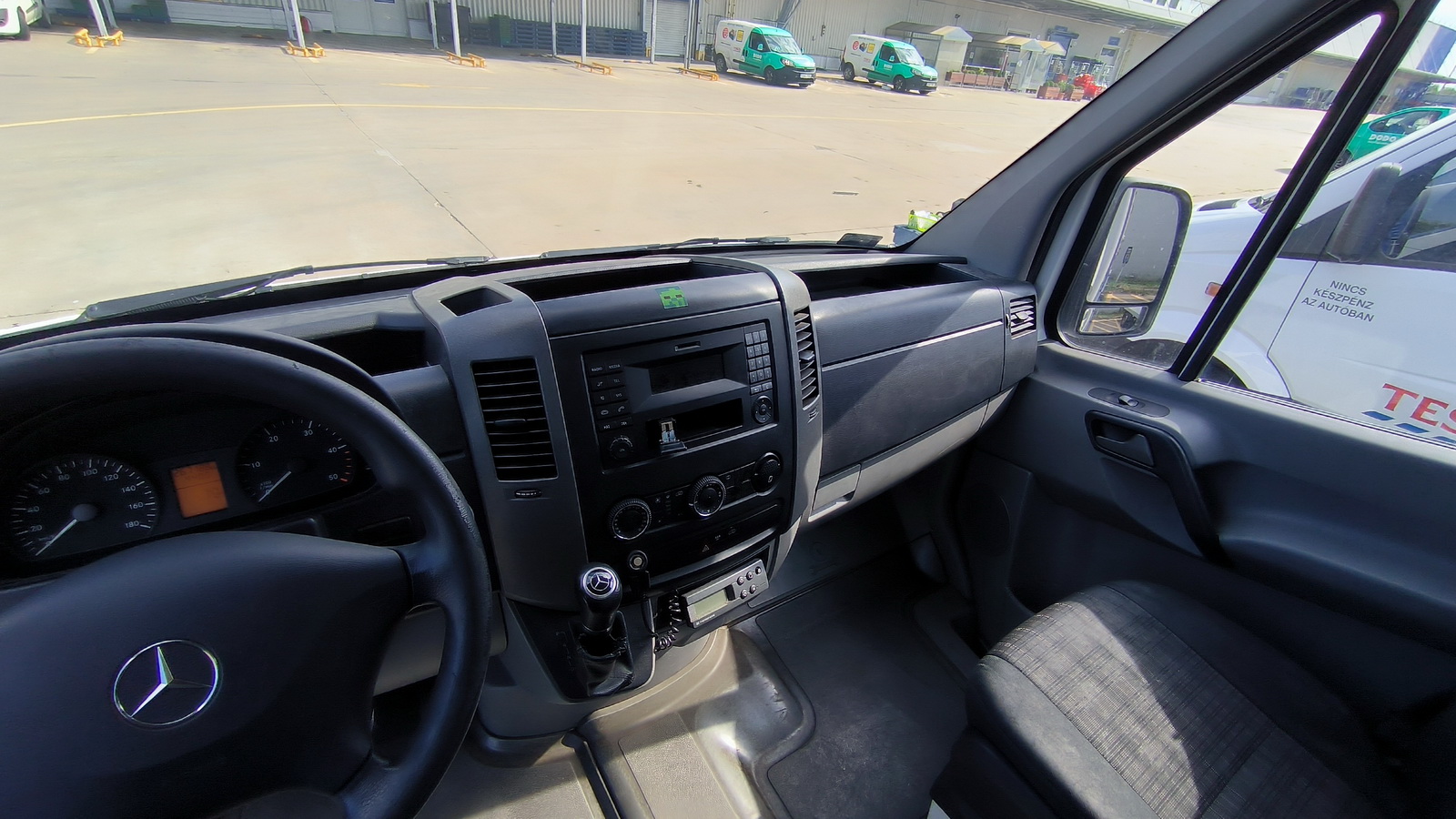 Hűtős kisteherautó 12