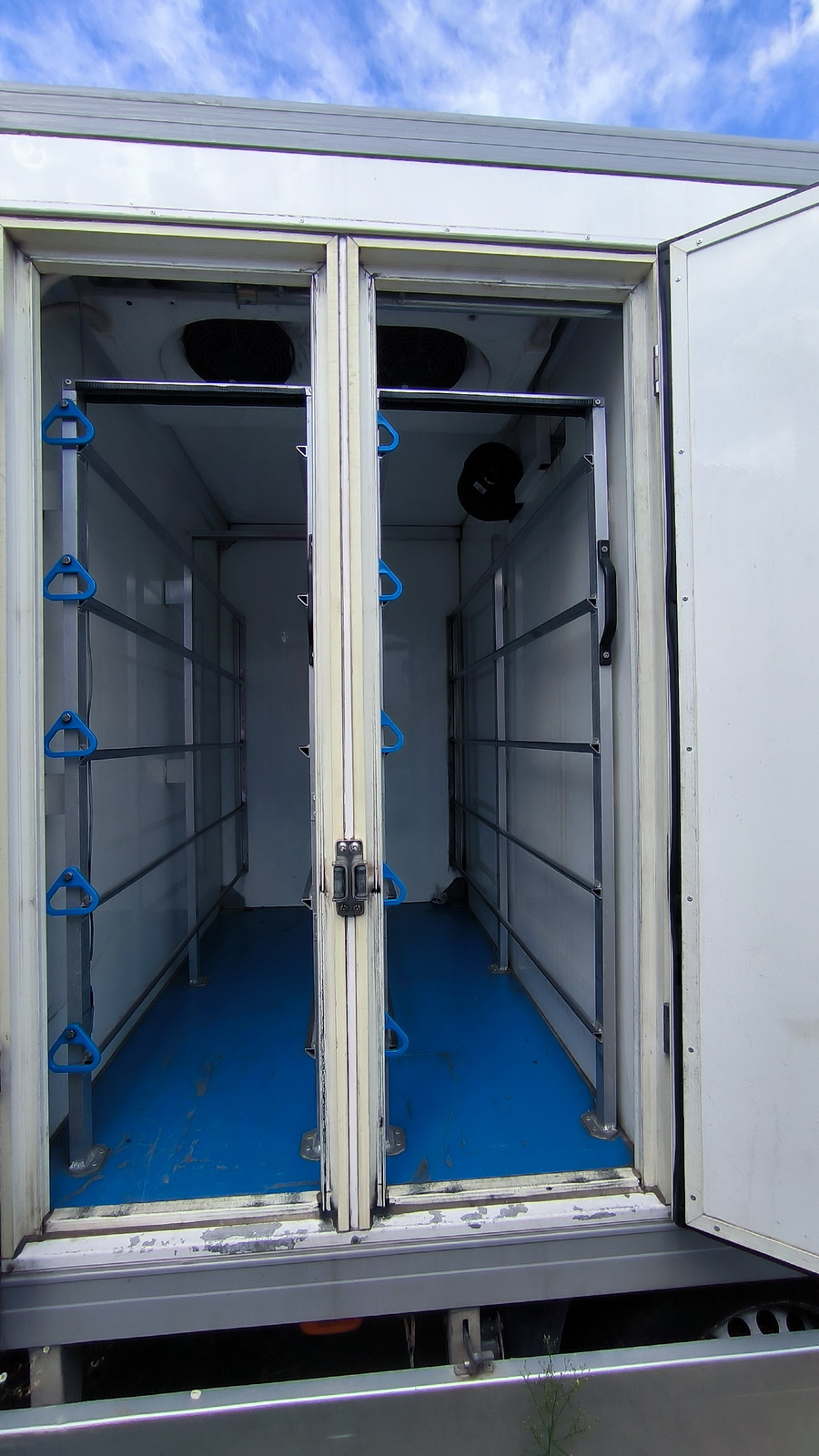 Hűtős kisteherautó 6