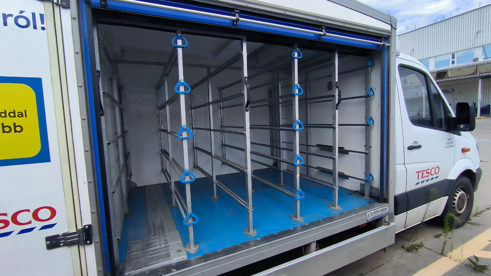 Hűtős kisteherautó 8