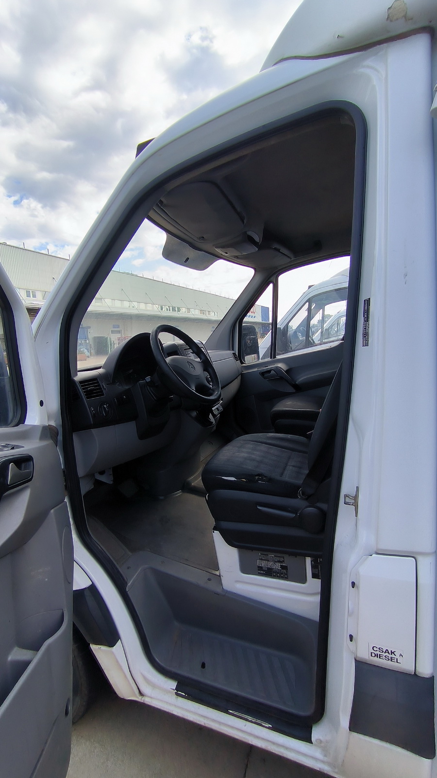 Hűtős kisteherautó 13