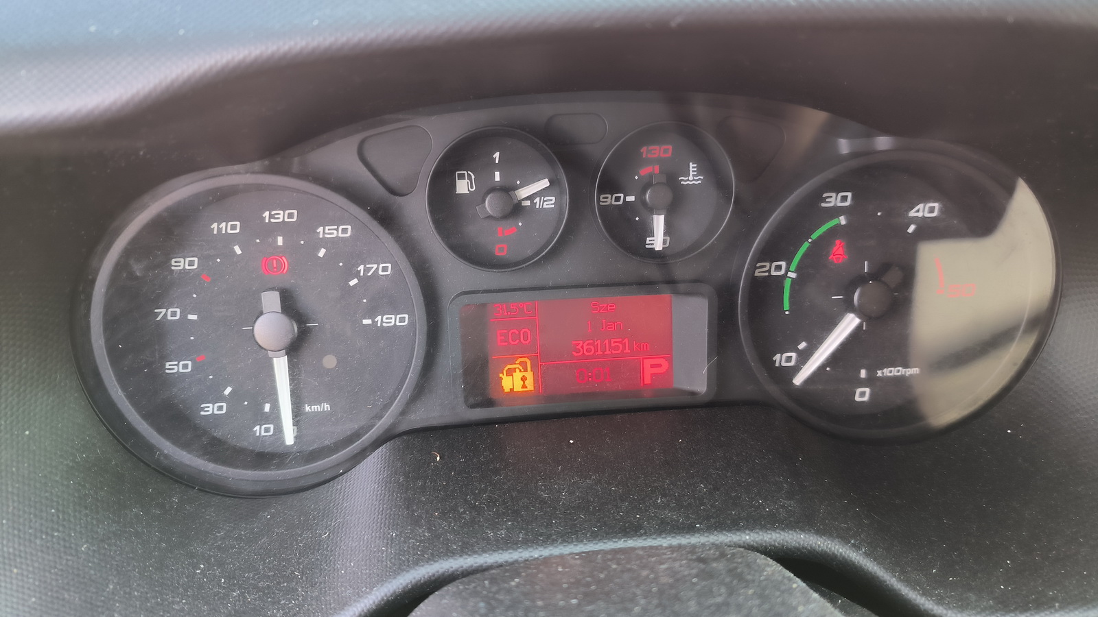 Hűtős kisteherautó 2