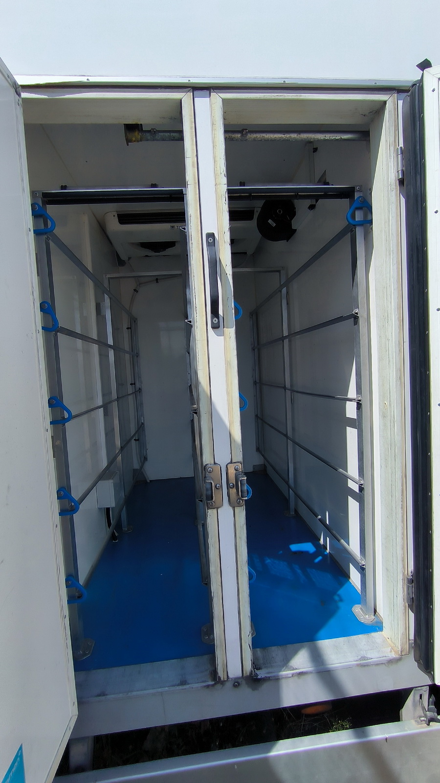 Hűtős kisteherautó 6