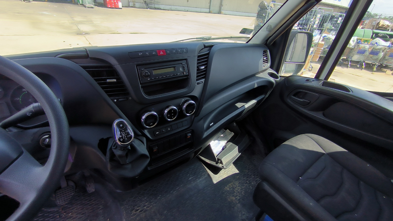 Hűtős kisteherautó 11