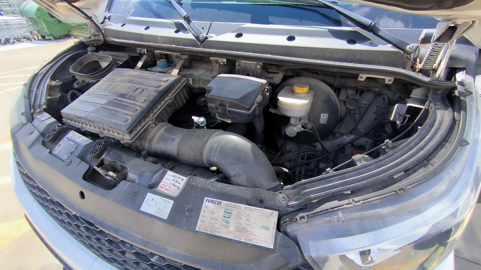 Hűtős kisteherautó 12