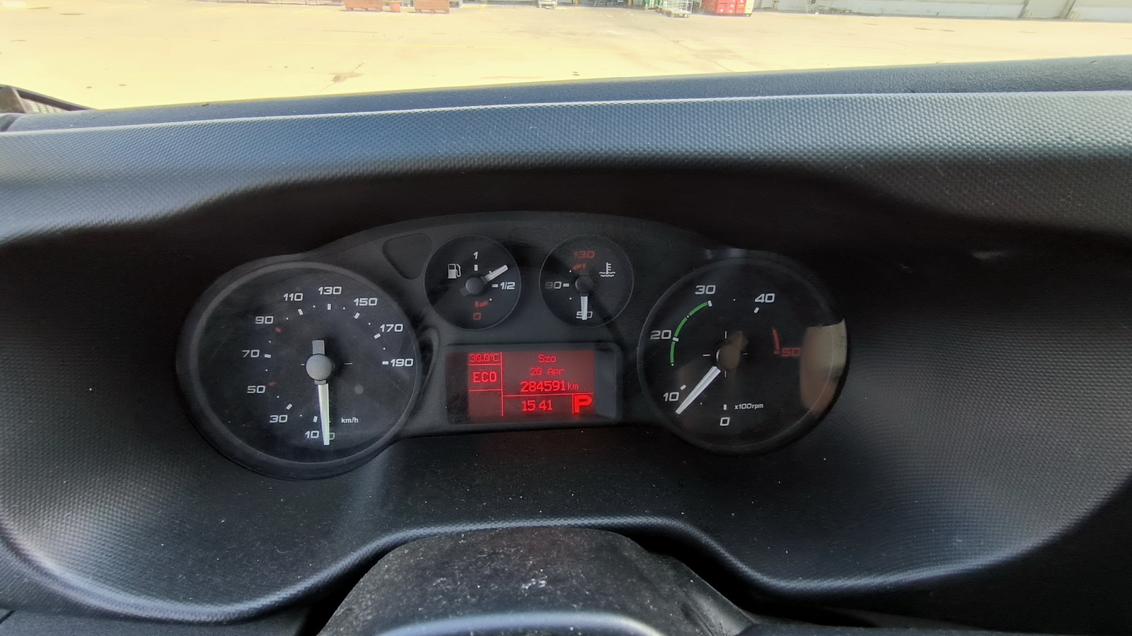 Hűtős kisteherautó 2