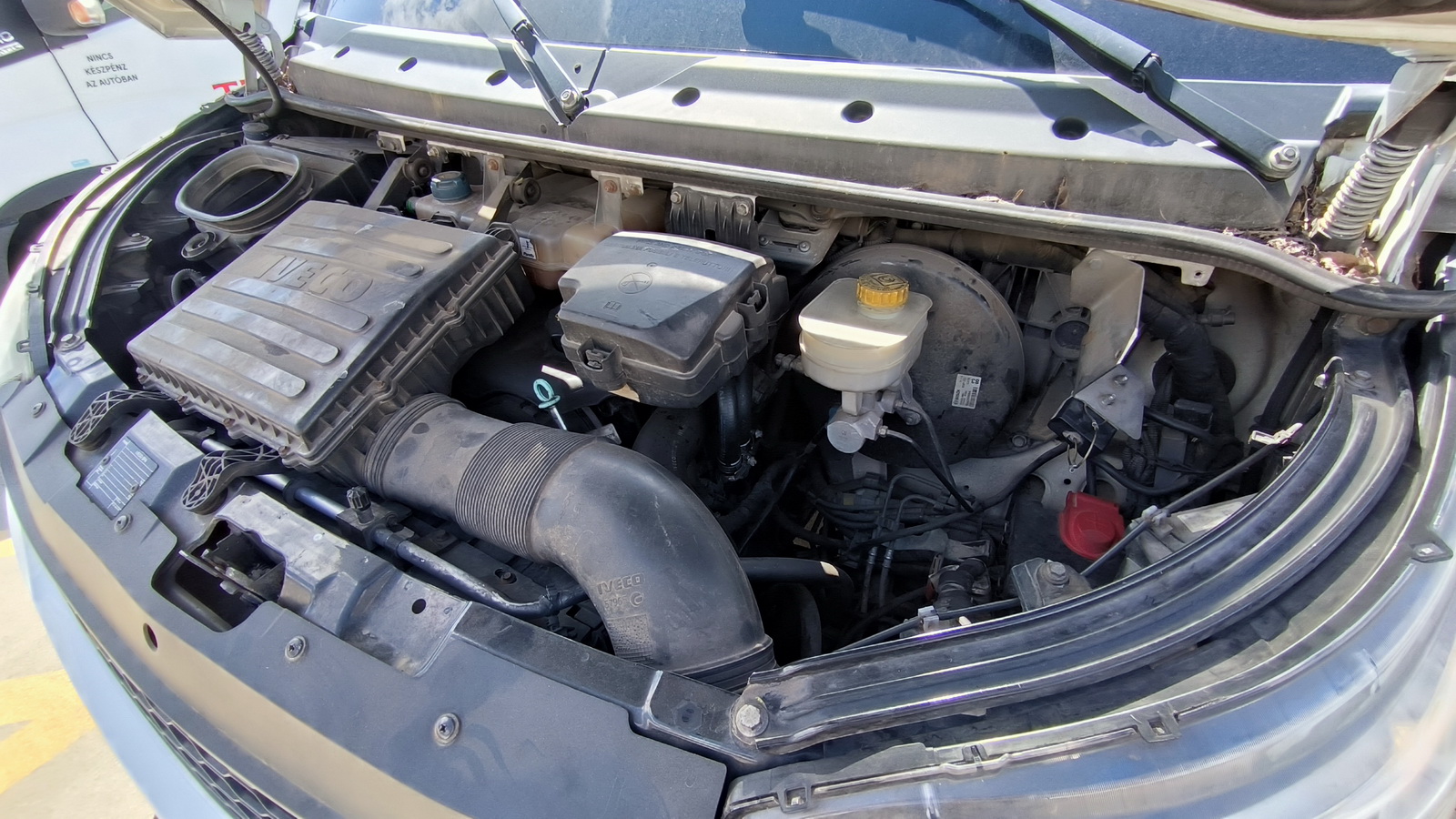 Hűtős kisteherautó 12