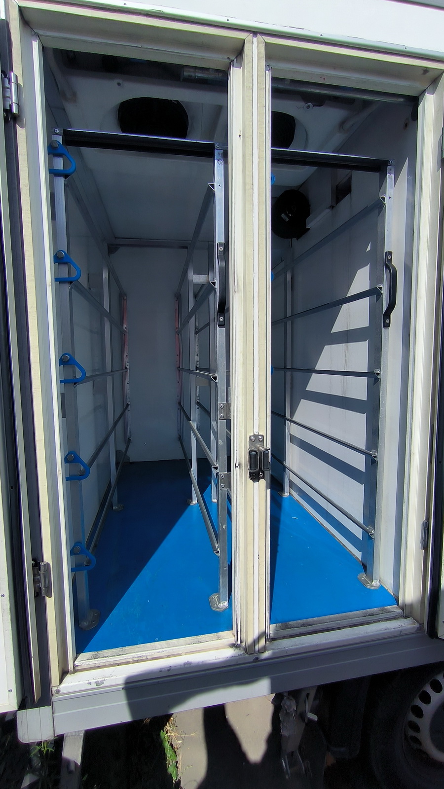 Hűtős kisteherautó 6