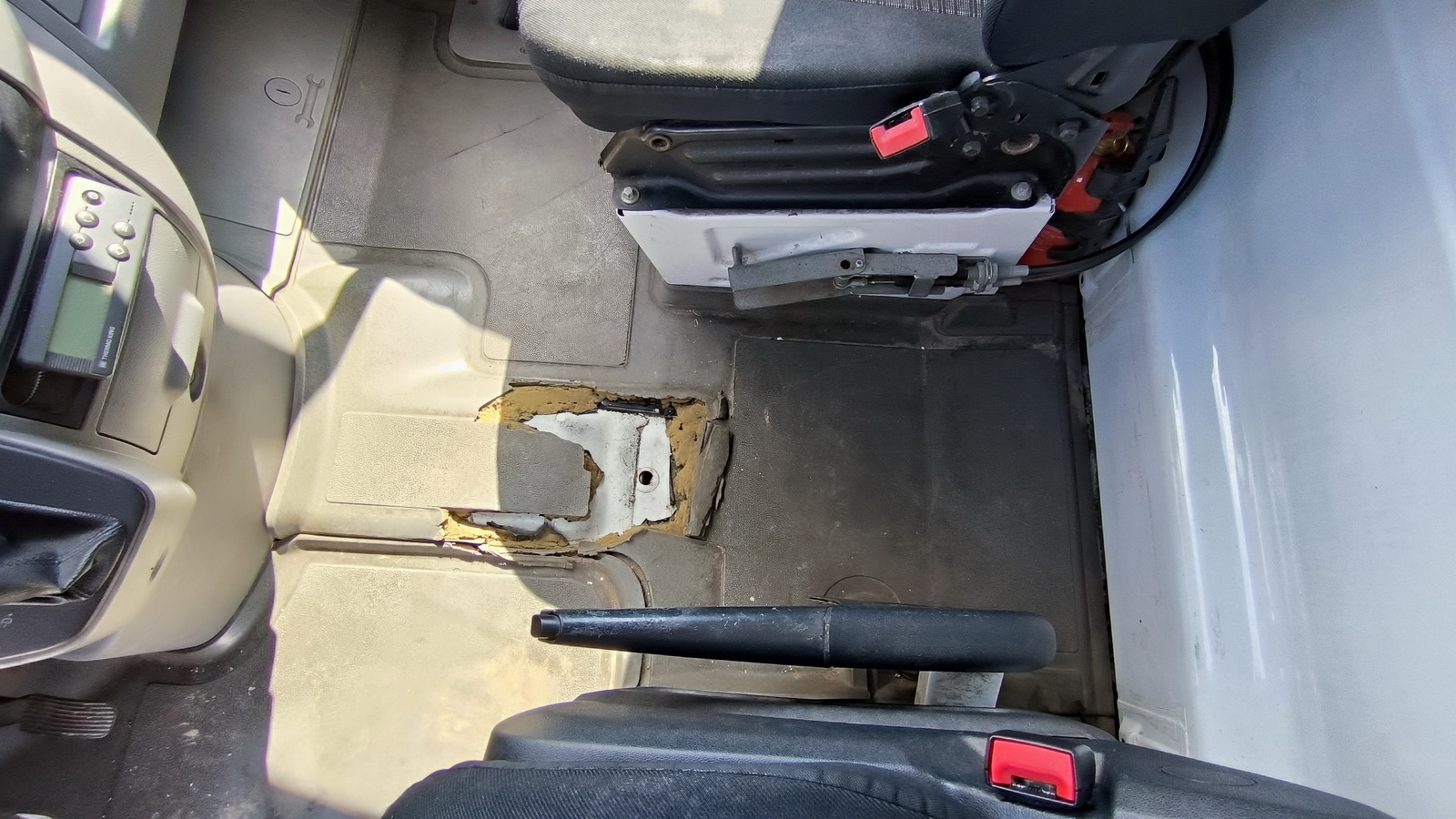 Hűtős kisteherautó 12