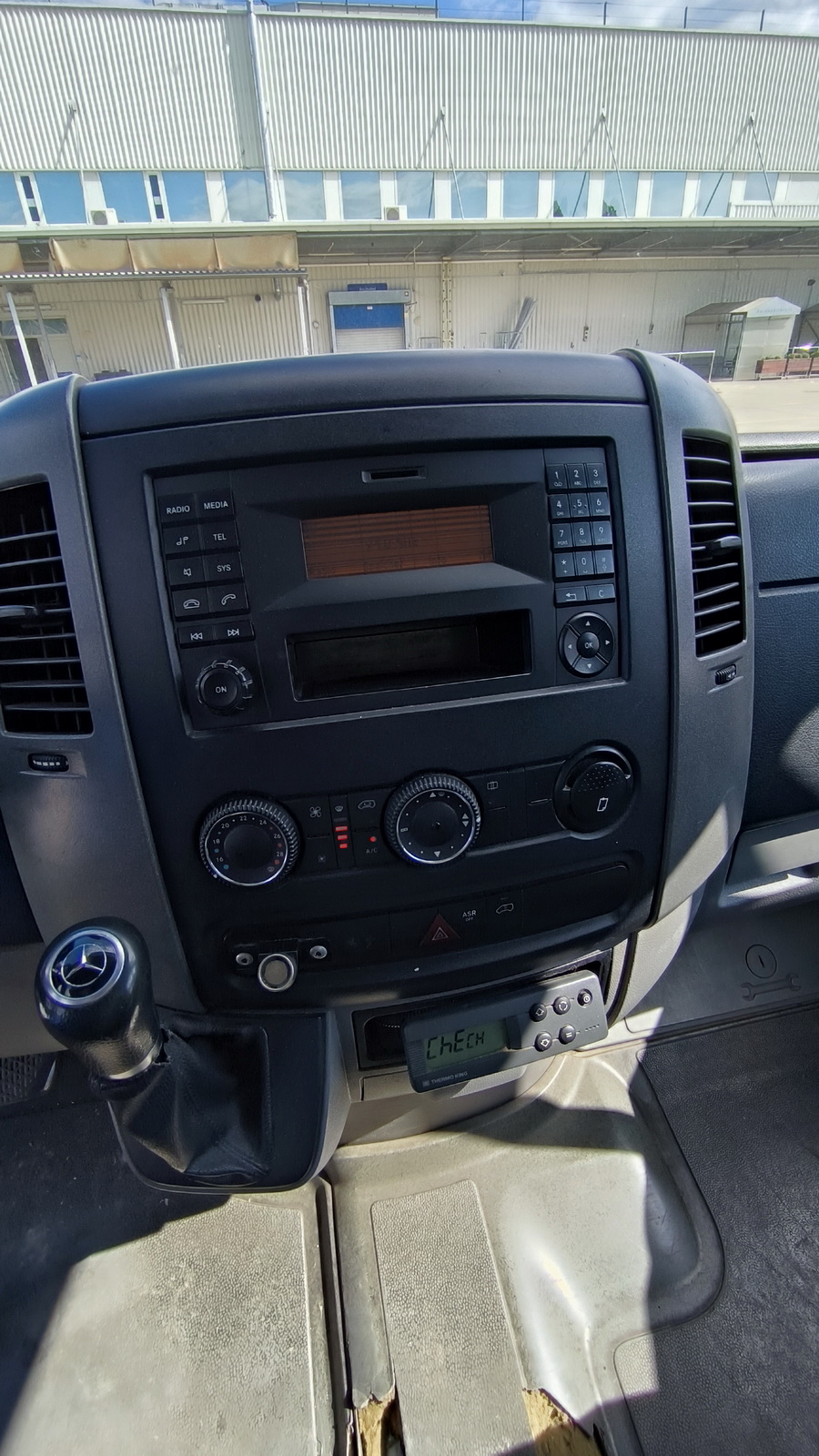 Hűtős kisteherautó 13