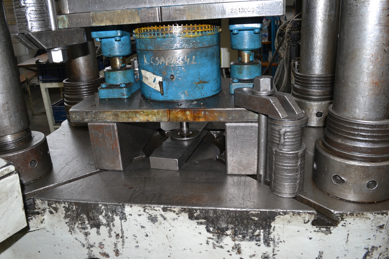 Négyoszlopos hidraulikus prés 4