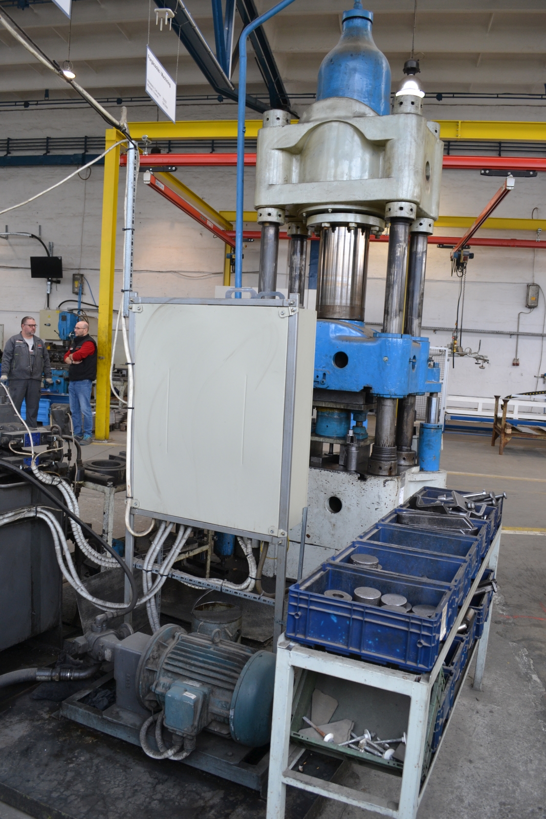 Négyoszlopos hidraulikus prés 6