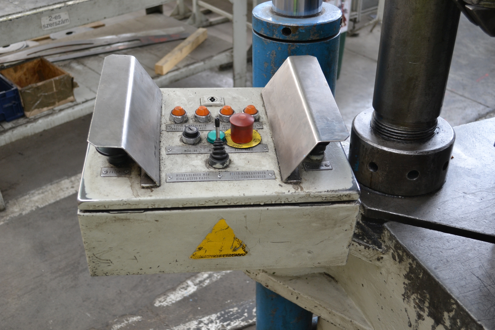 Négyoszlopos hidraulikus prés 11