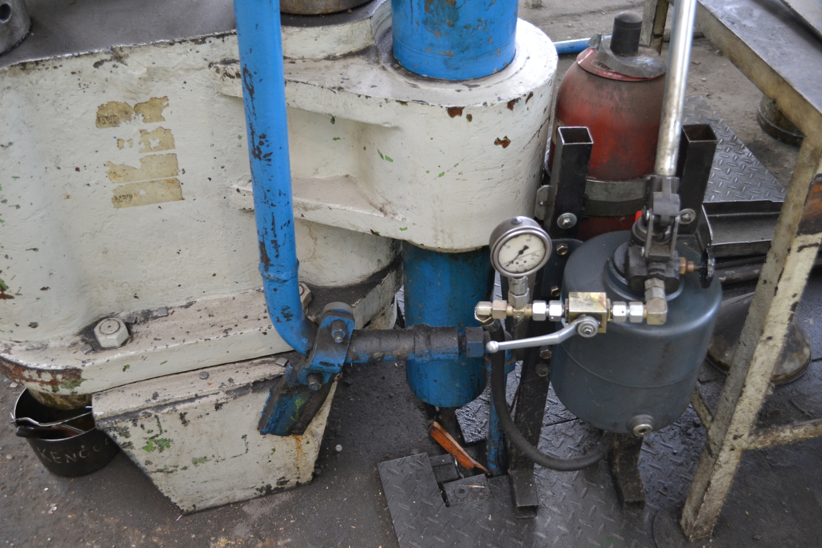 Négyoszlopos hidraulikus prés 12