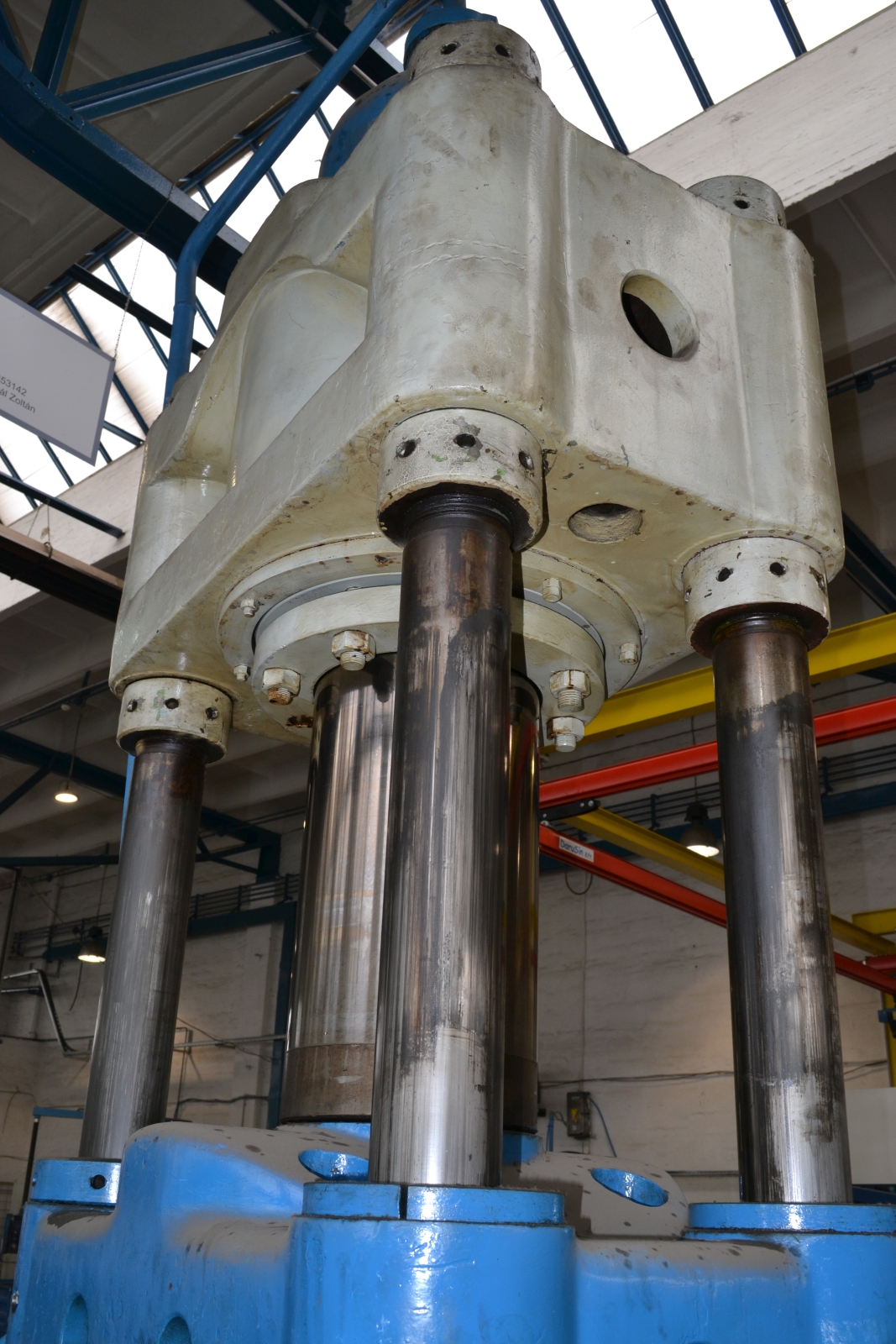 Négyoszlopos hidraulikus prés 16