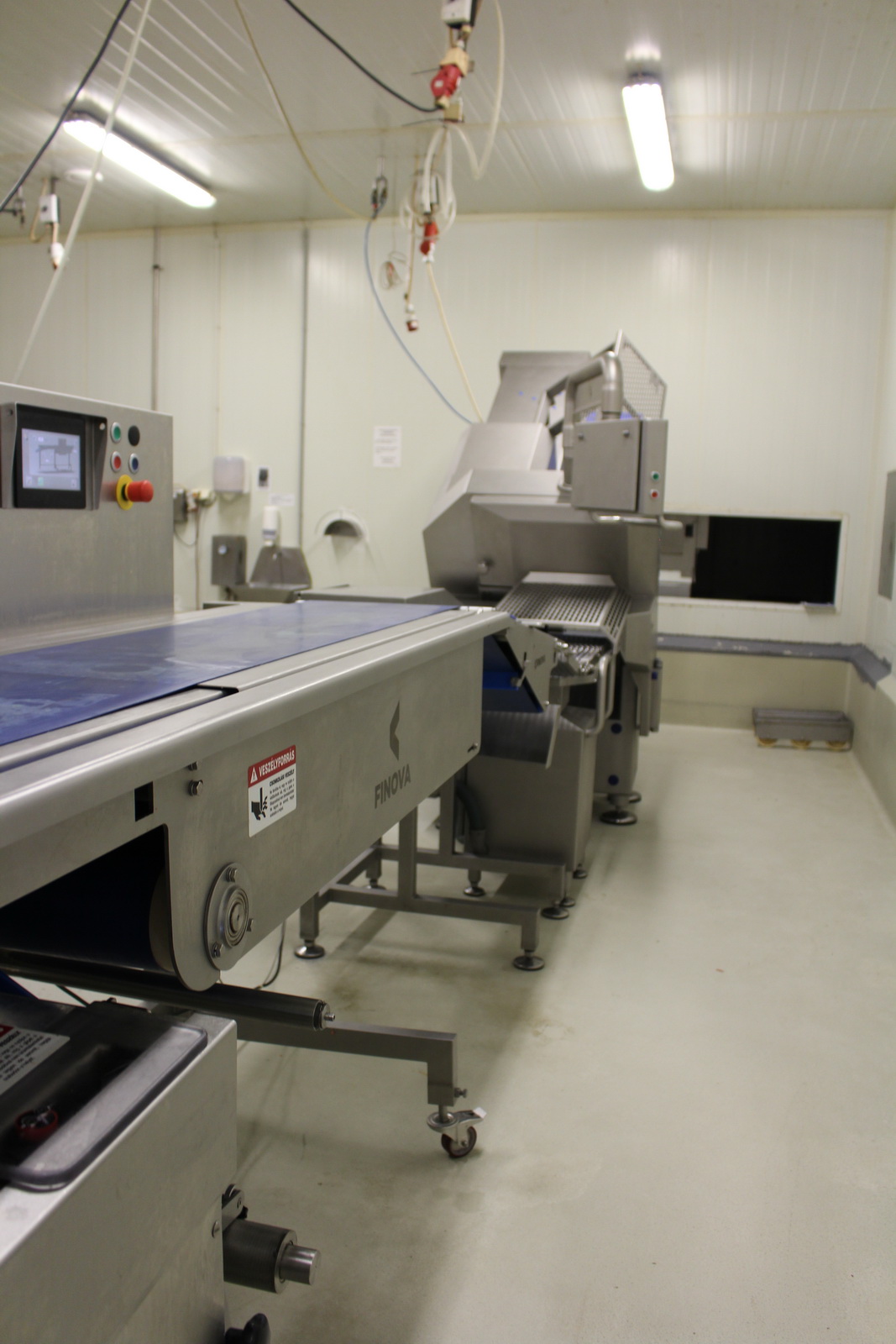 Szeletelőgép kihordó szalaggal