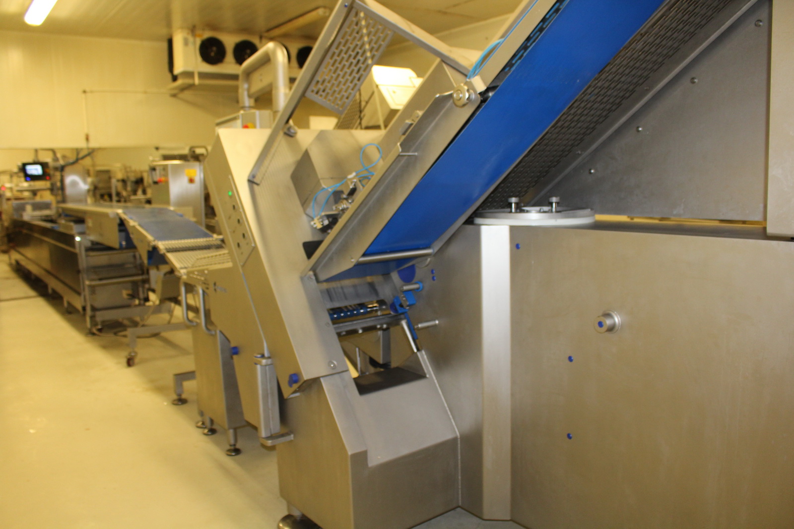 Szeletelőgép kihordó szalaggal 8