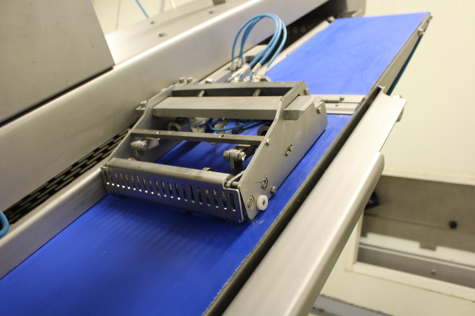 Szeletelőgép kihordó szalaggal 9