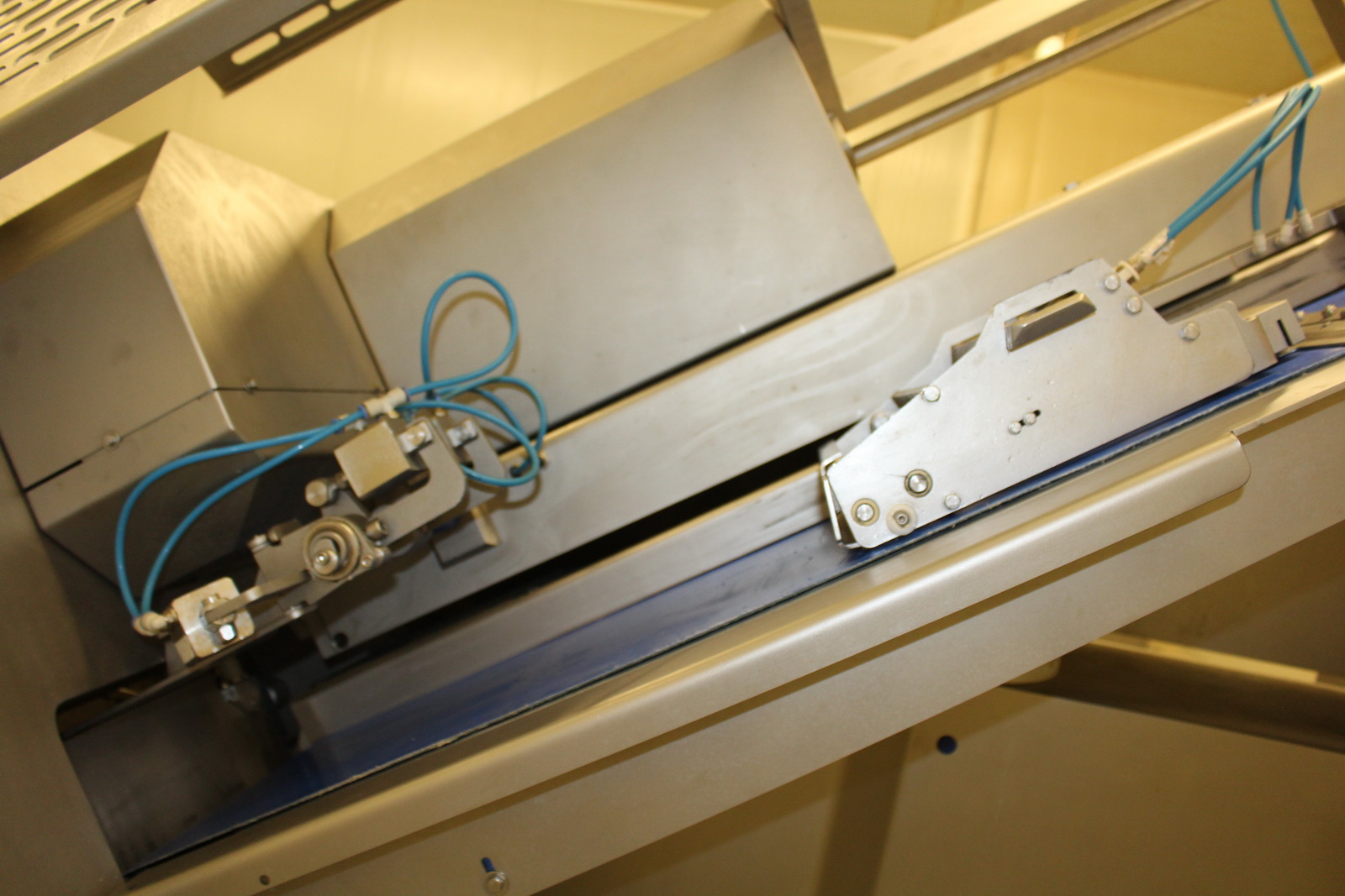 Szeletelőgép kihordó szalaggal 10