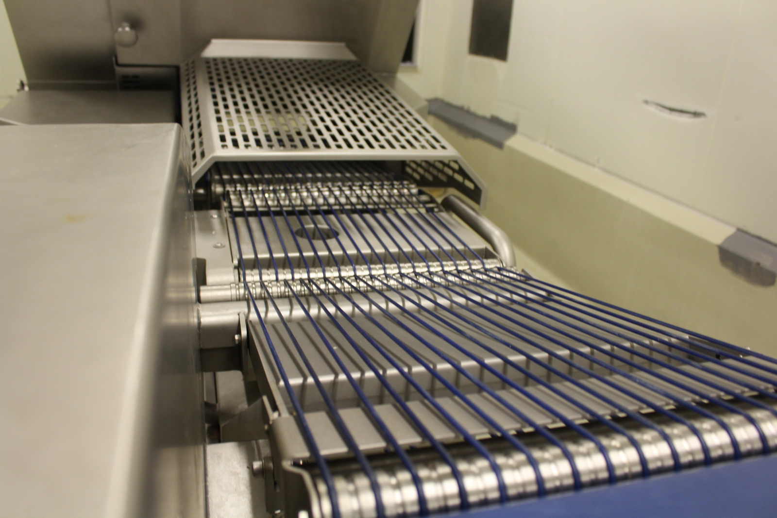 Szeletelőgép kihordó szalaggal 11