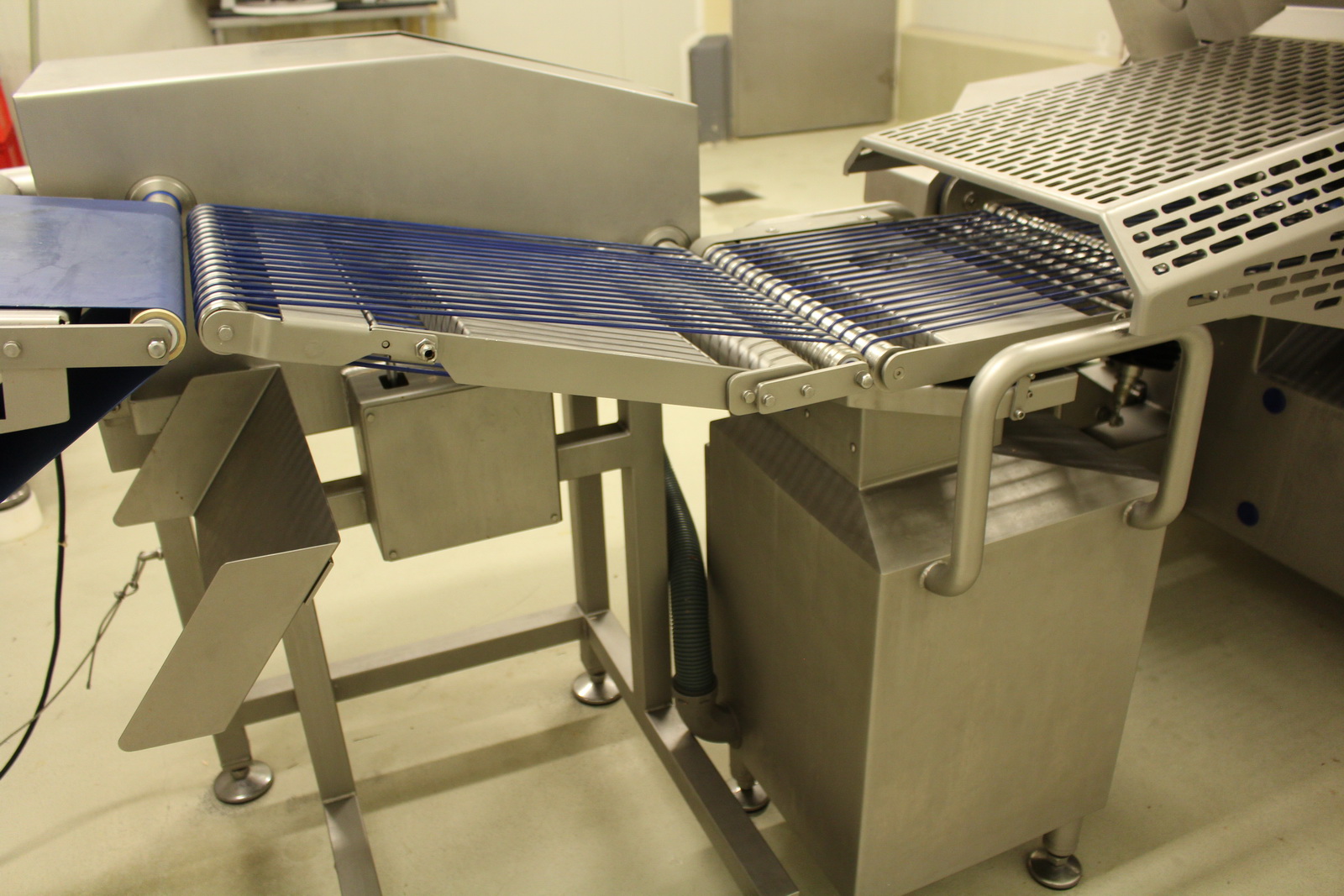 Szeletelőgép kihordó szalaggal 12