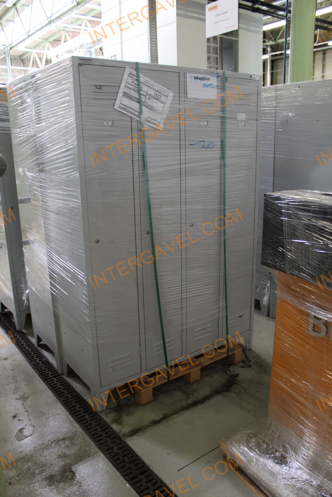 Öltözőszekrény 8