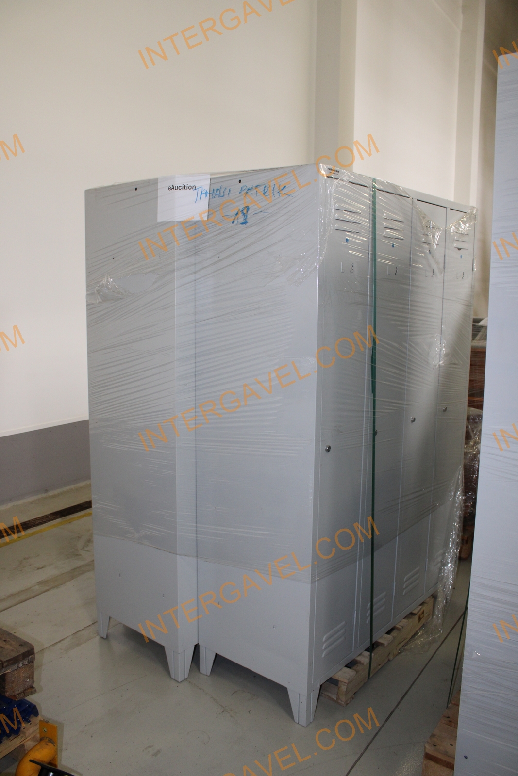 Öltözőszekrény 13