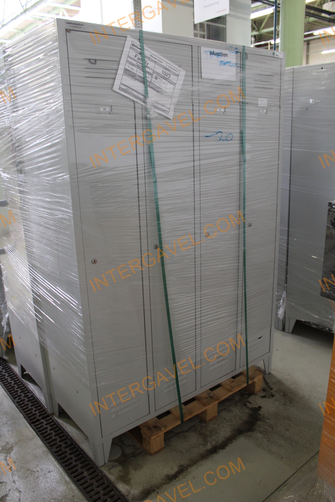 Öltözőszekrény 17