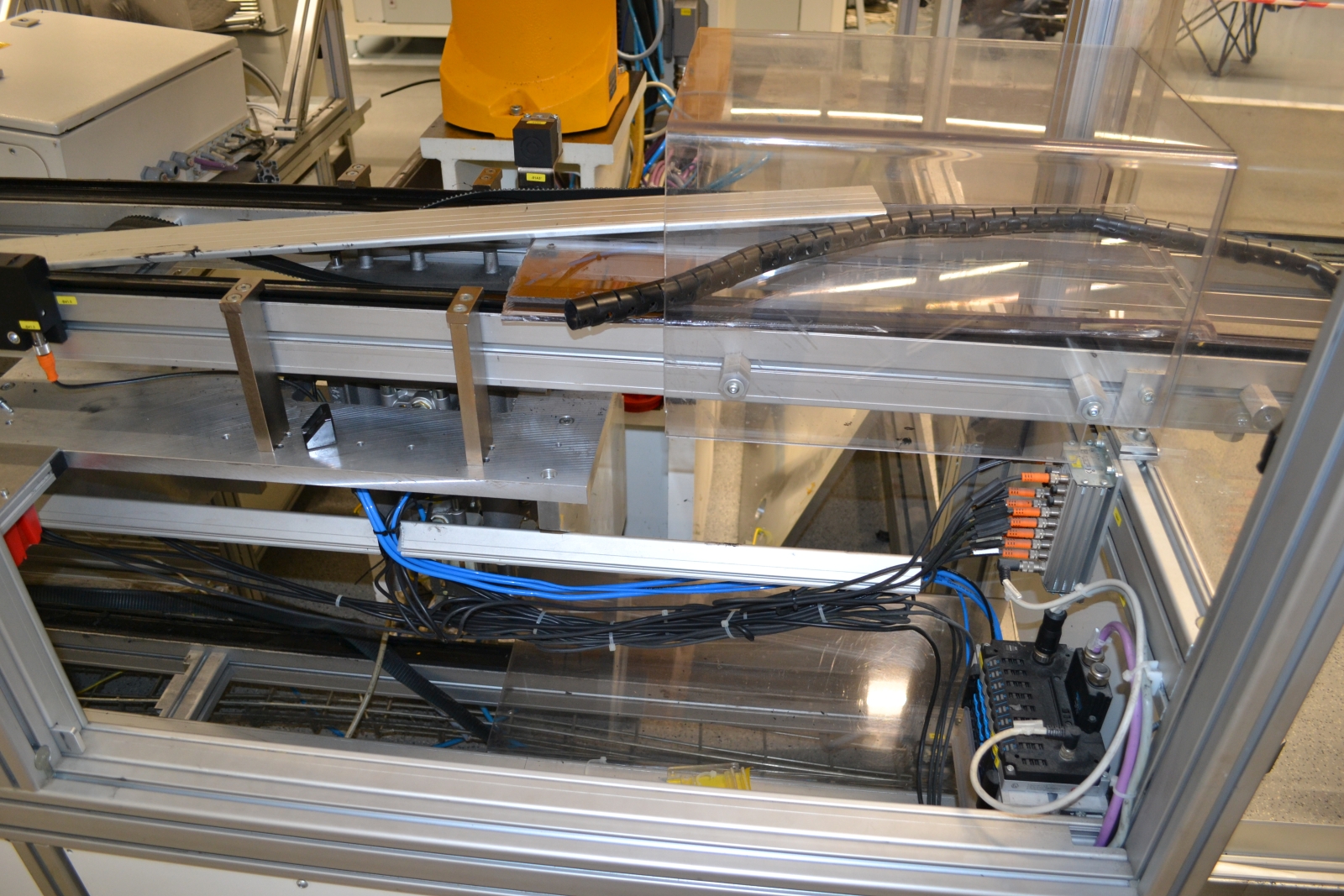 Összeszerelő gépsor 33