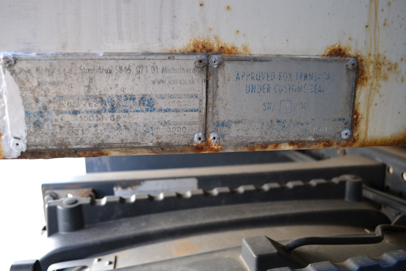 Nyergesvontató és pótkocsi 42