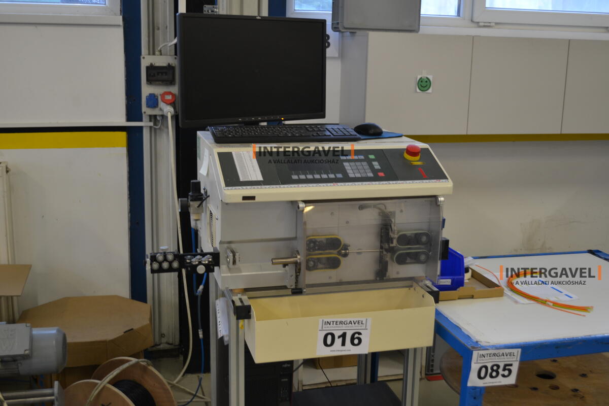 Automatikus vágó- és csupaszító gép