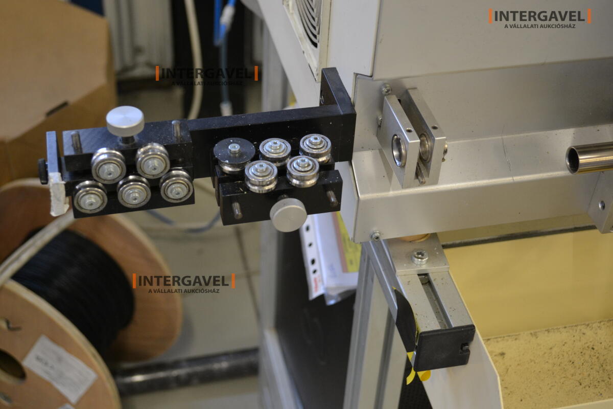 Automatikus vágó- és csupaszító gép 6