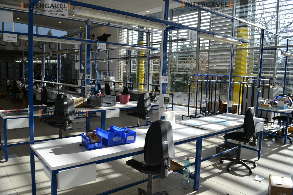 Munkaasztal székekkel