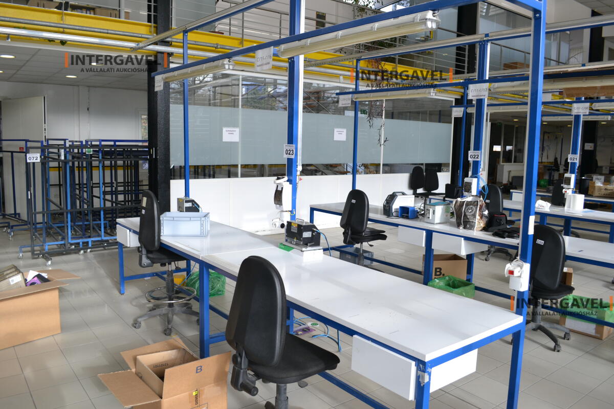 Munkaasztal székekkel