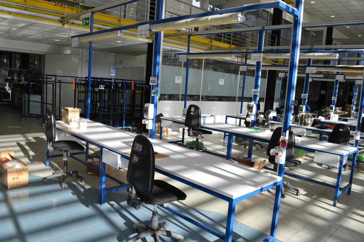 Munkaasztal székekkel