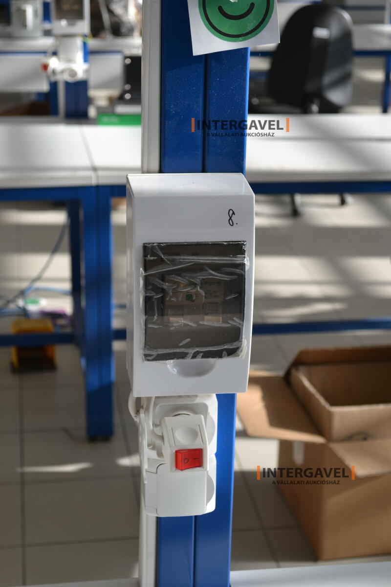 Munkaasztal székekkel 4