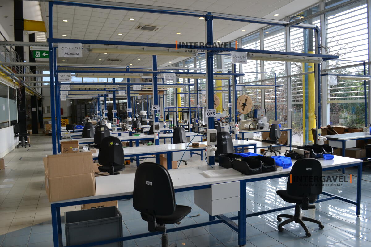 Munkaasztal székekkel