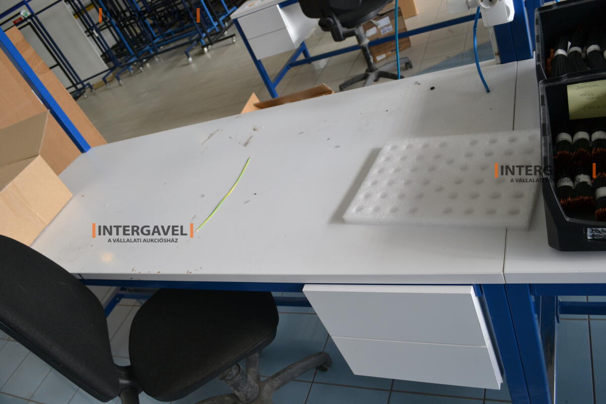 Munkaasztal székekkel 3