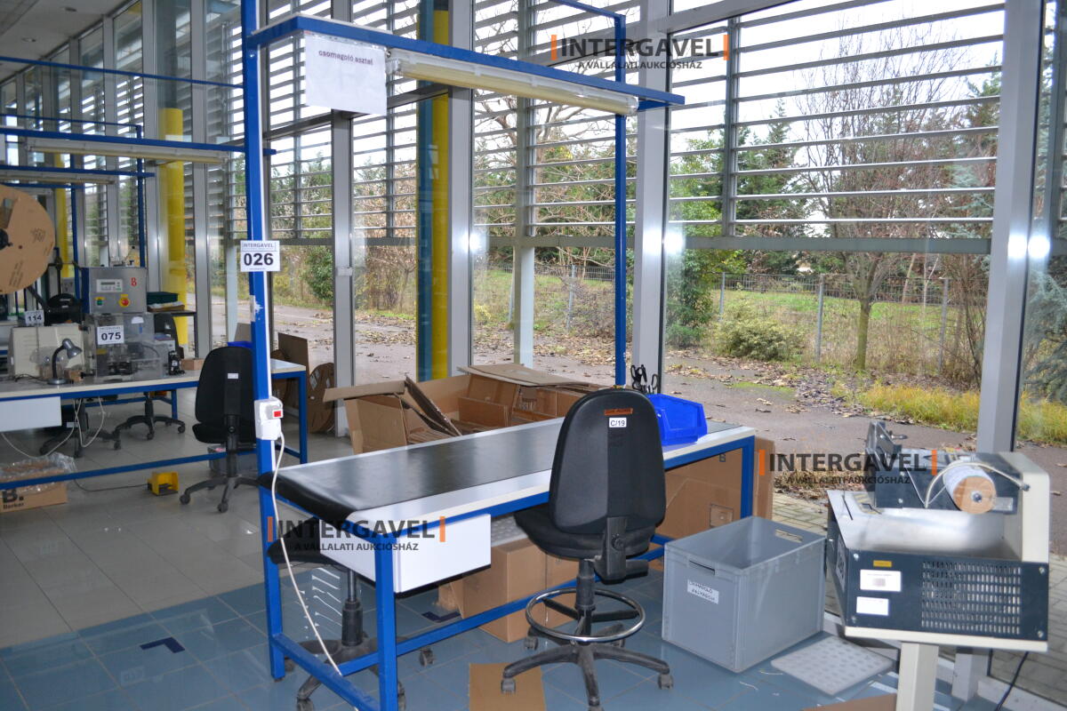 Munkaasztal székekkel