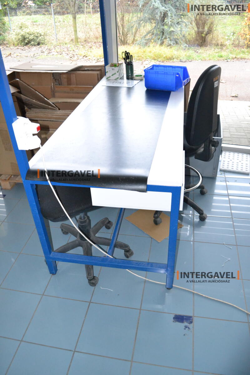 Munkaasztal székekkel 2