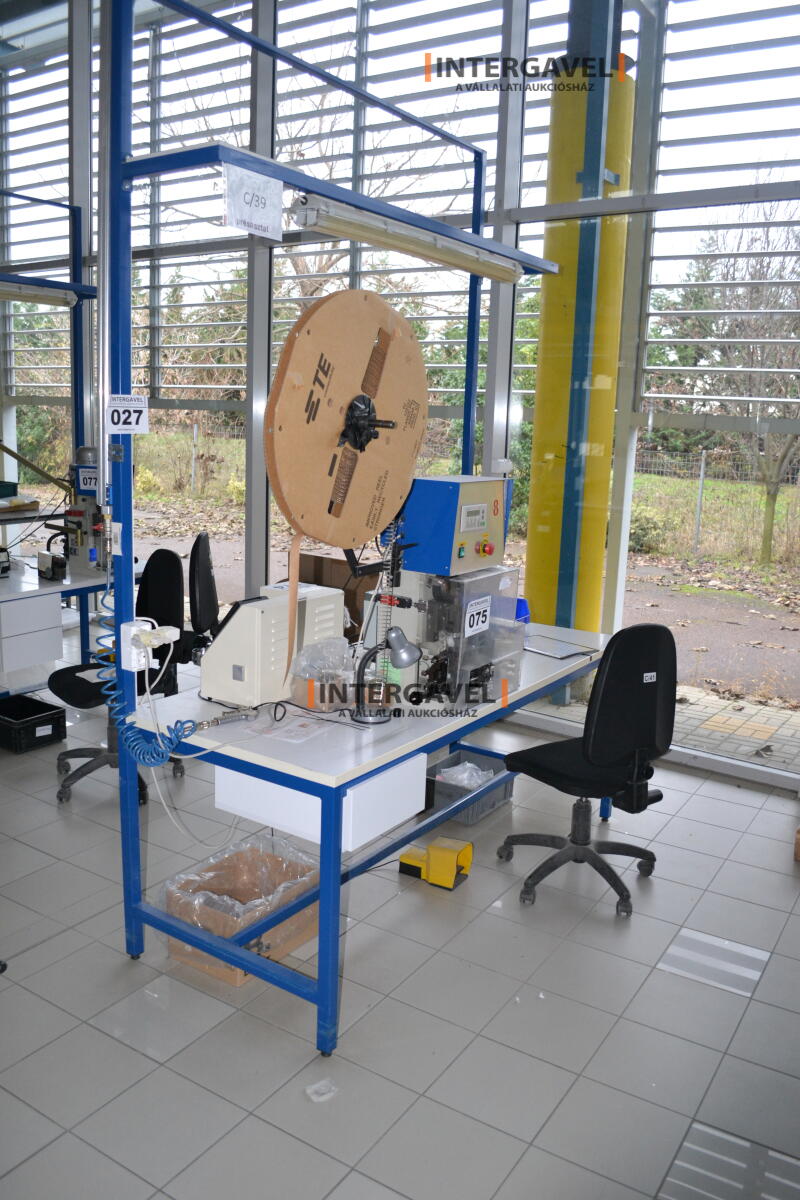 Munkaasztal székekkel 2