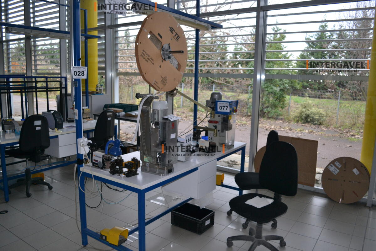 Munkaasztal székekkel