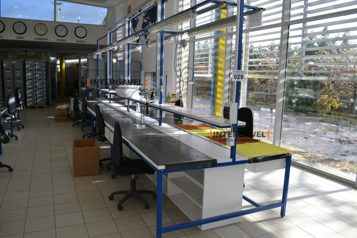 Munkaasztal székekkel, csavarozóval