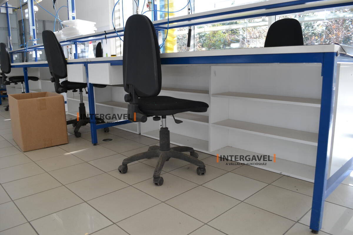 Munkaasztal székekkel, csavarozóval 2