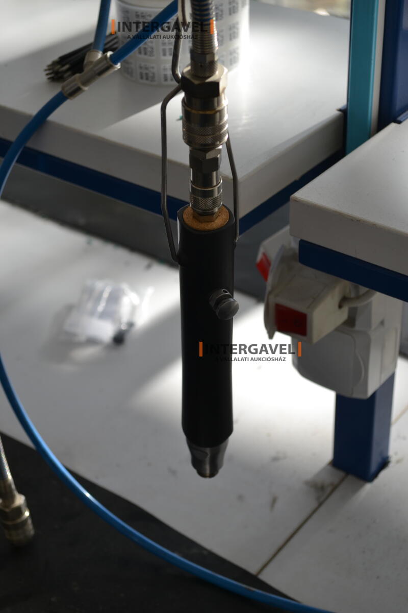 Munkaasztal székekkel, csavarozóval 6