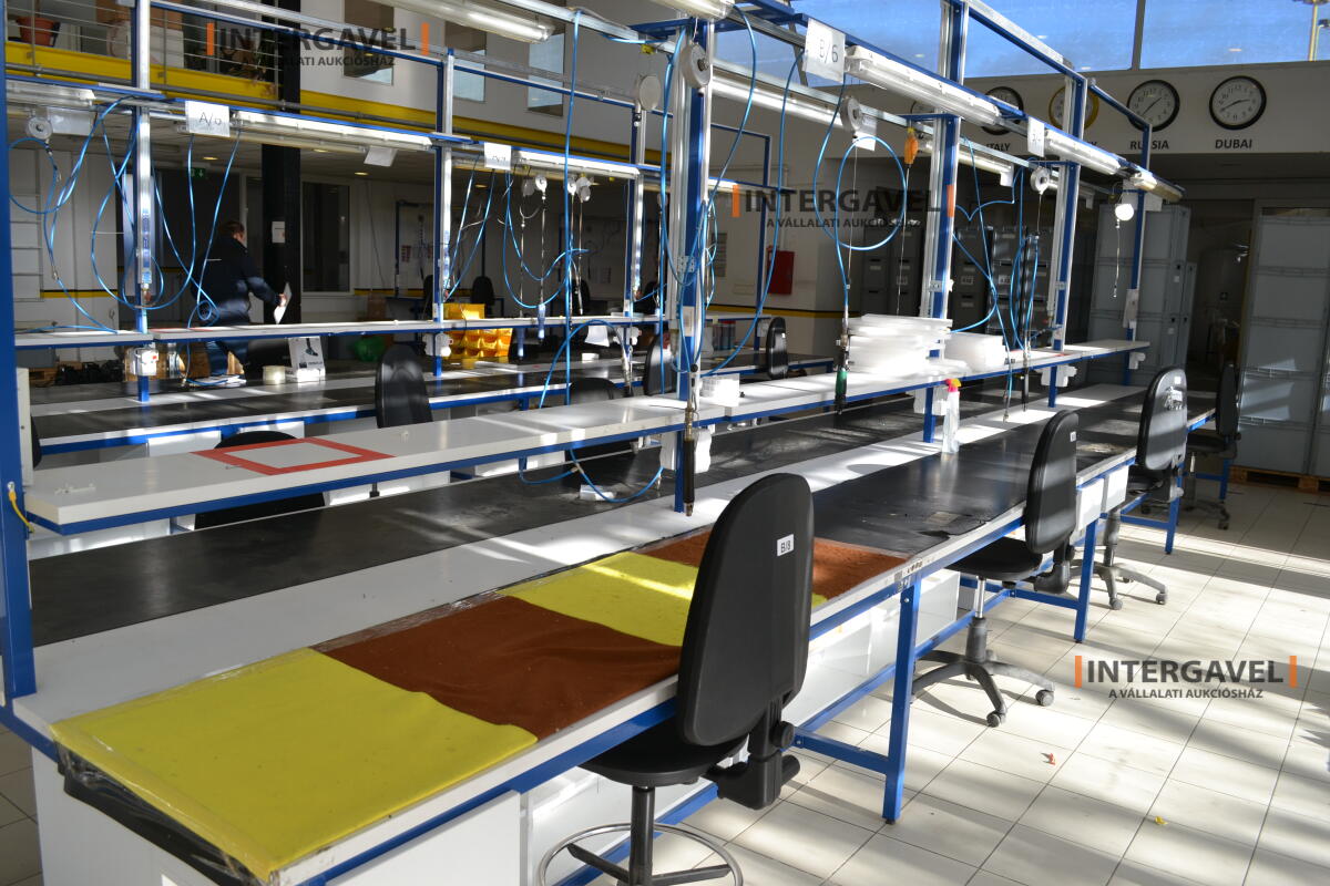 Munkaasztal székekkel, csavarozóval 9