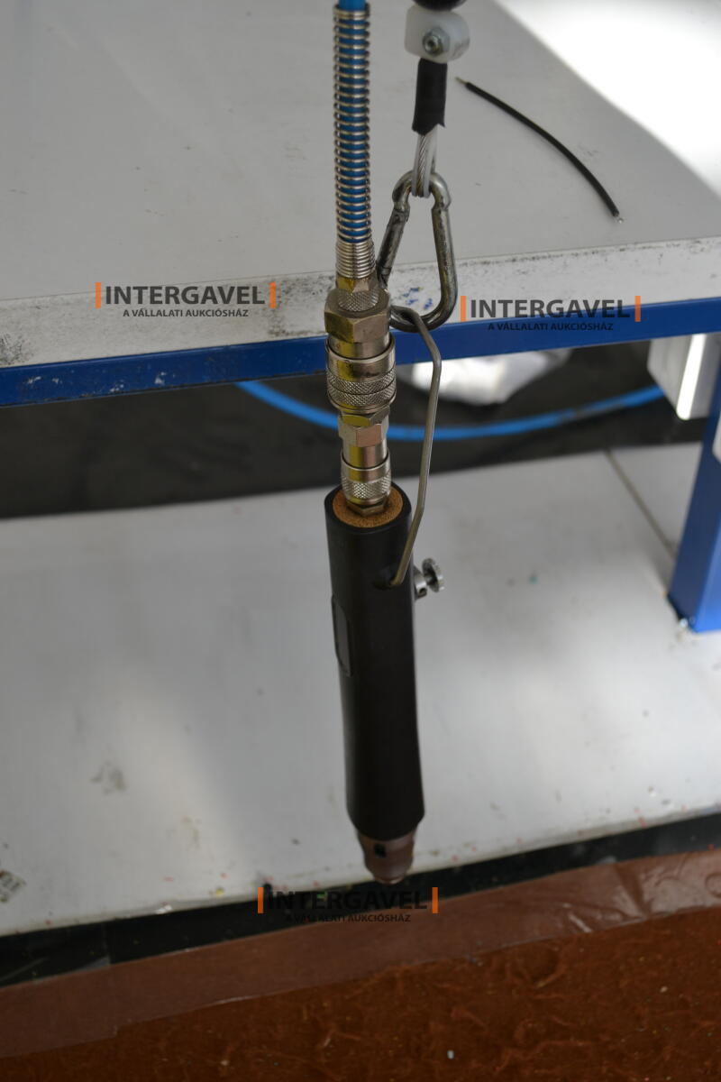 Munkaasztal székekkel, csavarozóval 10