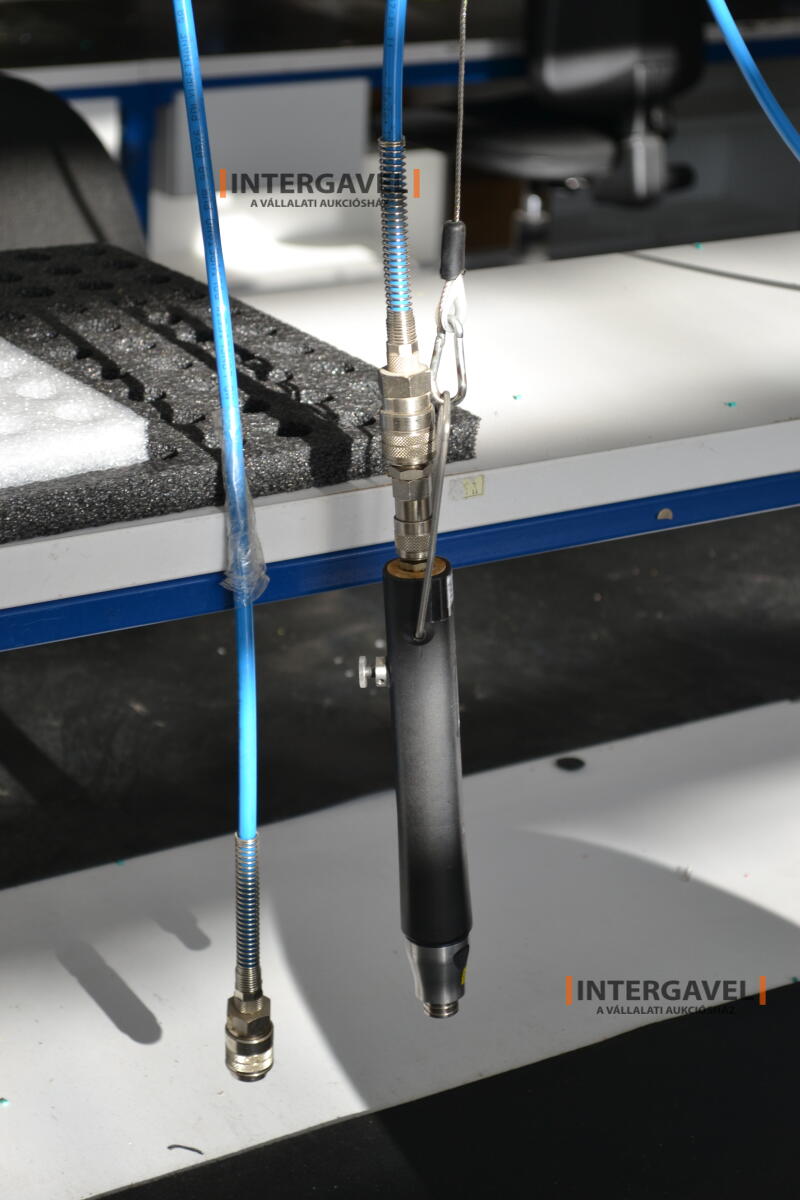 Munkaasztal székekkel, csavarozóval 13