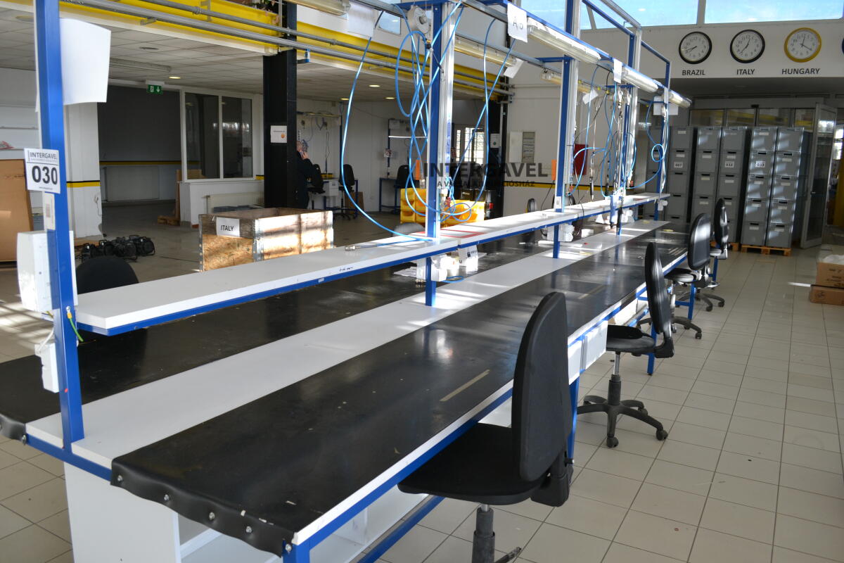 Munkaasztal székekkel, csavarozóval 2