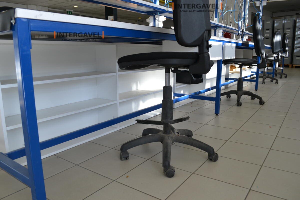 Munkaasztal székekkel, csavarozóval 3